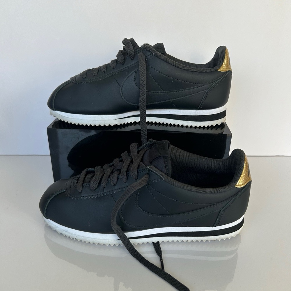 WOMEN’S BLACK NIKE CORTEZ 72 CLASSIC SNEAKERS. Size 8